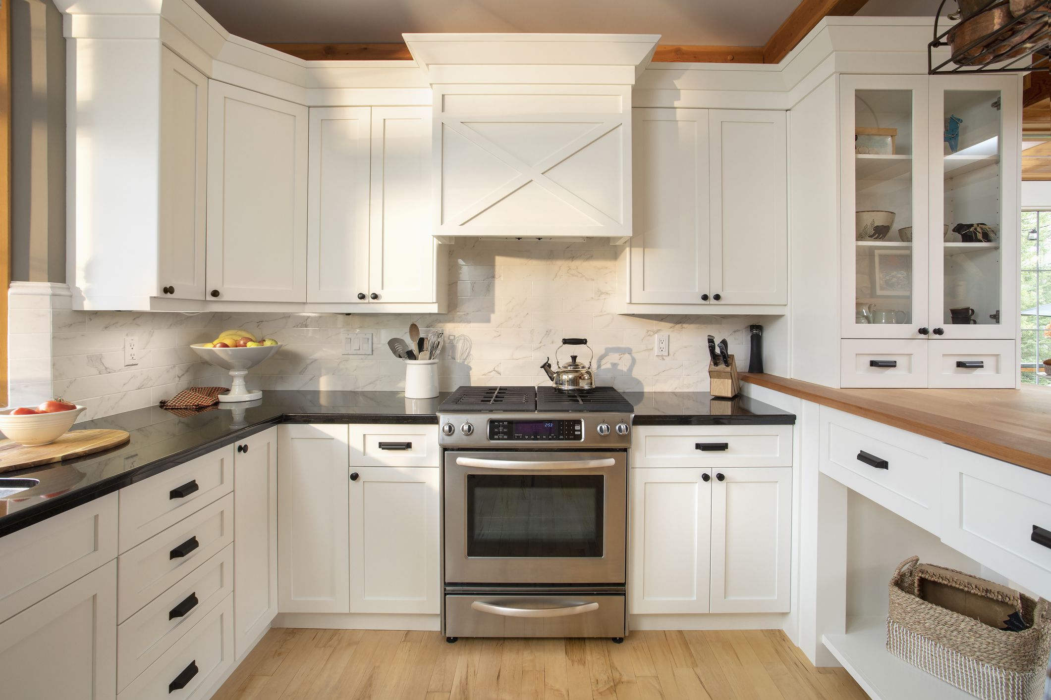 Whitemodernkitchen-GettyImages-1089101352-4eddd67a46984affa521c889b02c5bf1